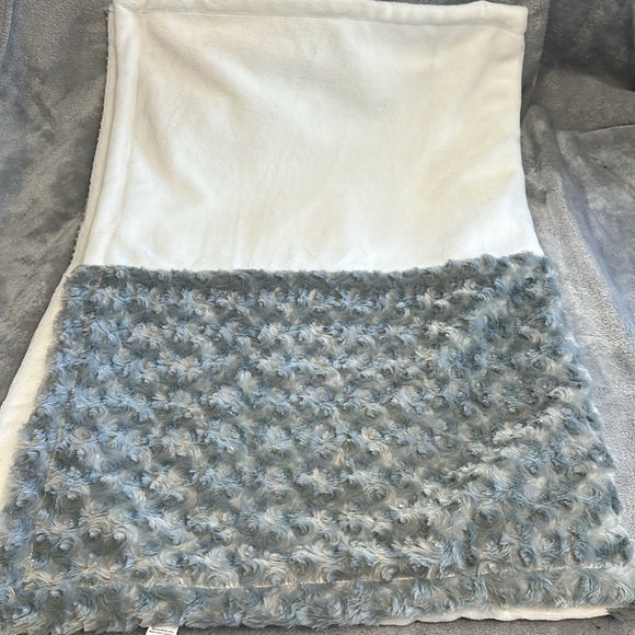 Textured velvety/velour baby  blanket - Picture 2 of 4